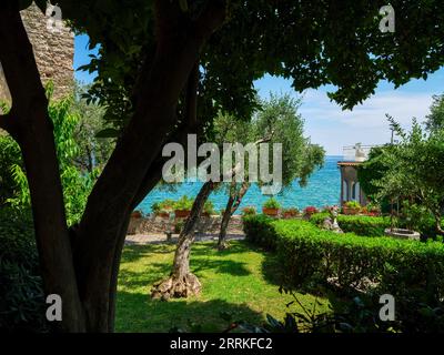 Castello Scaligero, a Sirmione, sulla sponda meridionale del Lago di Garda. Foto Stock