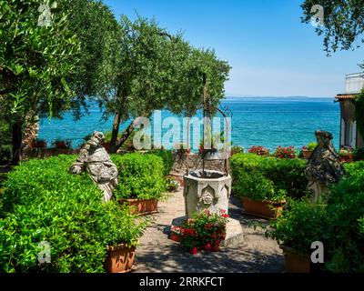 Castello Scaligero, a Sirmione, sulla sponda meridionale del Lago di Garda. Foto Stock