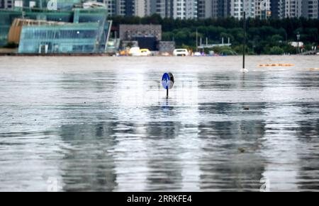 220906 -- SEOUL, 6 settembre 2022 -- la foto scattata il 6 settembre 2022 mostra un cartello stradale allagato lungo il fiume Hangang a Seoul, Corea del Sud. Due persone sono state trovate morte e altre 10 sono scomparse in Corea del Sud dopo il passaggio del tifone Hinnamnor, il quartier generale delle contromisure di sicurezza e del disastro centrale del paese ha detto martedì. Via Xinhua COREA DEL SUD-TIFONE HINNAMNOR NEWSIS PUBLICATIONxNOTxINxCHN Foto Stock