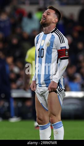 Buenos Aires, Argentina. 7 settembre 2023. L'attaccante argentino Lionel messi reagisce dopo aver perso una possibilità di gol contro l'Ecuador durante la partita di qualificazione sudamericana per la Coppa del mondo FIFA 2026 allo stadio Monumental di Buenos Aires il 7 settembre 2023. Credito: Alejandro Pagni/Alamy Live News Foto Stock