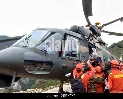 220906 -- CHENGDU, 6 settembre 2022 -- i soccorritori trasferiscono un residente ferito durante un terremoto nella contea di Luding, nella provincia del Sichuan della Cina sud-occidentale, 6 settembre 2022. Più di 2.700 militari e militari di polizia sono stati inviati, a partire dalle 17 di martedì, per assistere nella risposta ai disastri dopo un terremoto di magnitudo 6,8 che ha colpito la contea di Luding nella provincia del Sichuan nella Cina sud-occidentale lunedì. Foto di /Xinhua CHINA-SICHUAN-EARTHQUAKE-RELIEF ENTRIES CN ZhaoxYunqiao PUBLICATIONxNOTxINxCHN Foto Stock