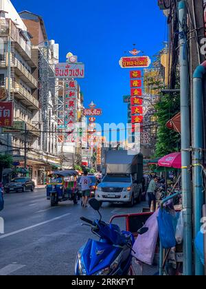 Yaowarat Road a Chinatown, cartelloni, negozi, ristoranti, hotel, quartiere di Samphanthawong, Bangkok, Thailandia, Asia Foto Stock