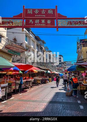 Porta d'ingresso al mercato notturno, negozi, ristoranti, hotel a Chinatown, Yaowarat Rd, quartiere di Samphanthawong, Bangkok, Thailandia, Asia Foto Stock