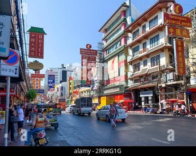 Yaowarat Road a Chinatown, cartelloni, negozi, ristoranti, hotel, quartiere di Samphanthawong, Bangkok, Thailandia, Asia Foto Stock