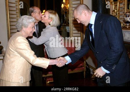 Foto datata 19/12/06 della regina Elisabetta II e del defunto duca di Edimburgo che incontra Zara Phillips e il suo (allora) fidanzato (ora marito), Mike Tindall alla reception di Buckingham Palace. Mike Tindall si è allontanato dal suo entusiasmo all'inizio della Coppa del mondo di rugby per riflettere sulla perdita di "Wonderful Woman" The Late Queen. Foto Stock