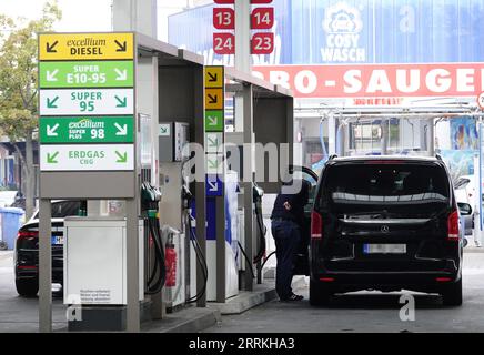 220909 -- BERLINO, 9 settembre 2022 -- Un uomo alimenta un veicolo in una stazione di servizio a Berlino, Germania, 8 settembre 2022. Dopo un calo di due mesi, l'inflazione in Germania è tornata al 7,9% in agosto, un livello record elevato, secondo i dati preliminari dell'Ufficio federale di statistica Destatis. I prezzi dei prodotti alimentari sono aumentati circa il doppio rispetto all'inflazione complessiva, mentre i prezzi dell'energia sono aumentati del 35,6% su base annua. GERMANIA-BERLINO-INFLAZIONE RenxPengfei PUBLICATIONxNOTxINxCHN Foto Stock