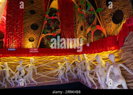 Howrah, Bengala Occidentale, India- 3 ottobre 2022 : bella illuminazione e decorazione all'interno del Durga puja pandal, Durga Puja è il più grande festival di Hind Foto Stock