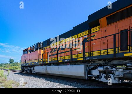 Everett, WA, USA - 6 settembre 2023; ampia visuale in primo piano della locomotiva BNSF contro il cielo blu Foto Stock