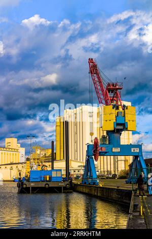 Porto di Brak con gru di carico di grandi dimensioni, navi da carico e impianti per silo Foto Stock