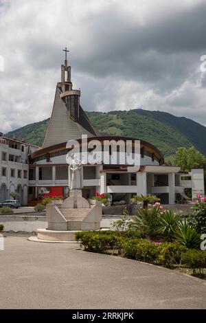 Splendido paesaggio in montagna, chiesa nella regione di Salerno, Campania, Italia Foto Stock