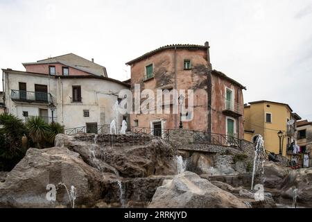 Un centro storico mediterraneo di giorno, belle case e strade antiche a Polla, Salerno, Campania, Italia Foto Stock