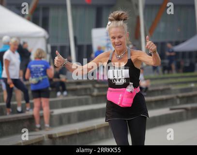 220912 -- RICHMOND, 12 settembre 2022 -- un partecipante anziano corre in pista durante la Forever Young 8K Run a Richmond, British Columbia, Canada, l'11 settembre 2022. Centinaia di corridori senior, jogger e escursionisti hanno partecipato all'annuale Forever Young 8K Run di domenica. L'evento è tornato per il suo ottavo anno, esclusivamente per le persone di età pari o superiore a 55 anni, con l'obiettivo di promuovere una vita attiva e sana degli anziani. Foto di /Xinhua CANADA-RICHMOND-ELDERS-RUNNING LiangxSen PUBLICATIONxNOTxINxCHN Foto Stock