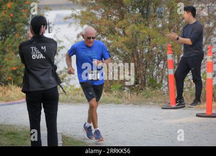 220912 -- RICHMOND, 12 settembre 2022 -- un partecipante anziano corre in pista durante la Forever Young 8K Run a Richmond, British Columbia, Canada, l'11 settembre 2022. Centinaia di corridori senior, jogger e escursionisti hanno partecipato all'annuale Forever Young 8K Run di domenica. L'evento è tornato per il suo ottavo anno, esclusivamente per le persone di età pari o superiore a 55 anni, con l'obiettivo di promuovere una vita attiva e sana degli anziani. Foto di /Xinhua CANADA-RICHMOND-ELDERS-RUNNING LiangxSen PUBLICATIONxNOTxINxCHN Foto Stock