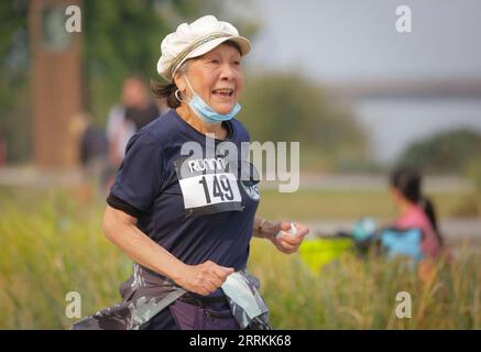 220912 -- RICHMOND, 12 settembre 2022 -- un partecipante anziano corre in pista durante la Forever Young 8K Run a Richmond, British Columbia, Canada, l'11 settembre 2022. Centinaia di corridori senior, jogger e escursionisti hanno partecipato all'annuale Forever Young 8K Run di domenica. L'evento è tornato per il suo ottavo anno, esclusivamente per le persone di età pari o superiore a 55 anni, con l'obiettivo di promuovere una vita attiva e sana degli anziani. Foto di /Xinhua CANADA-RICHMOND-ELDERS-RUNNING LiangxSen PUBLICATIONxNOTxINxCHN Foto Stock