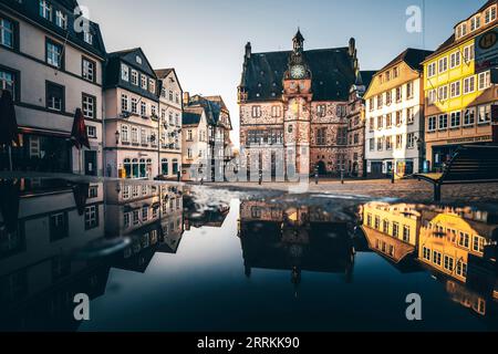 Splendida città vecchia e storiche case in legno nella città universitaria di Marburgo, Assia, Germania Foto Stock