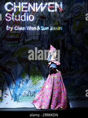 220912 -- PECHINO, 12 settembre 2022 -- Un modello presenta una creazione dello stilista Chen Wen durante la sfilata CHENWEN Studio della China Fashion Week S/S 2023 a Pechino, capitale della Cina, 12 settembre 2022. CINA-PECHINO-SETTIMANA DELLA MODA CN ChenxJianli PUBLICATIONxNOTxINxCHN Foto Stock