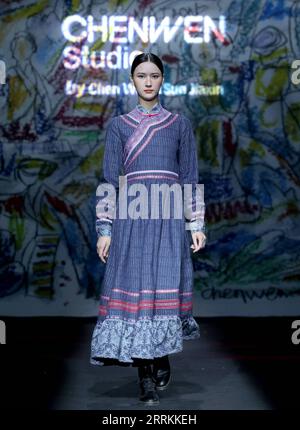 220912 -- PECHINO, 12 settembre 2022 -- Un modello presenta una creazione dello stilista Chen Wen durante la sfilata CHENWEN Studio della China Fashion Week S/S 2023 a Pechino, capitale della Cina, 12 settembre 2022. CINA-PECHINO-SETTIMANA DELLA MODA CN ChenxJianli PUBLICATIONxNOTxINxCHN Foto Stock