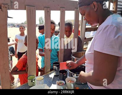 220912 -- WINDHOEK, 12 settembre 2022 -- Maria Savage R, fondatrice di Needy Hearts Soup Kitchen, serve cibo ai bambini a Hakahana, un insediamento informale a Windhoek, Namibia, il 12 settembre 2022. PER ANDARE CON caratteristiche: La cucina della zuppa porta cura, amore per i bambini di insediamento informale della NAMIBIA foto di /Xinhua NAMIBIA-WINDHOEK-NEEDY HEARTS ZUPPA KITCHEN NdalimpingaxIita PUBLICATIONxNOTxINxCHN Foto Stock