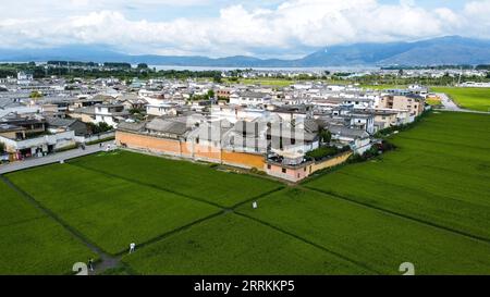 220913 -- DALI, 13 settembre 2022 -- foto aerea scattata il 27 agosto 2022 mostra una vista della città vecchia di Xizhou nella provincia dello Yunnan della Cina sud-occidentale. PER ANDARE CON la caratteristica: Il tempo libero incontra il patrimonio nel centro culturale rurale della Cina CINA-YUNNAN-DALI-IMPRENDITORE AMERICANO CN CaoxMengyao PUBLICATIONxNOTxINxCHN Foto Stock