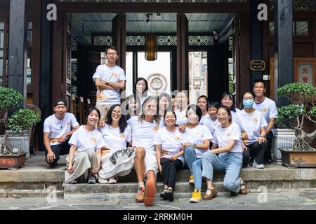 220913 -- DALI, 13 settembre 2022 -- Brian Linden e sua moglie Jeanee posano per una foto di gruppo con i membri del team del Linden Center nella città vecchia di Xizhou, nella provincia dello Yunnan della Cina sud-occidentale, 28 agosto 2022. PER ANDARE CON la caratteristica: Il tempo libero incontra il patrimonio nel centro culturale rurale della Cina CINA-YUNNAN-DALI-IMPRENDITORE AMERICANO CN CaoxMengyao PUBLICATIONxNOTxINxCHN Foto Stock