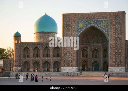 220913 -- SAMARCANDA, 13 settembre 2022 -- la gente visita la Piazza Registan a Samarcanda, Uzbekistan, 3 settembre 2022. Samarcanda è la seconda città più grande dell'Uzbekistan. È un'antica città sulla via della Seta e un porto fuso delle culture del mondo. UZBEKISTAN-SAMARCANDA-ANTICA VIA DELLA SETA Xinhua PUBLICATIONxNOTxINxCHN Foto Stock