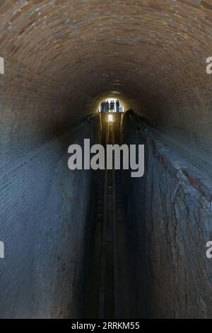 220913 -- SAMARCANDA, 13 settembre 2022 -- la gente visita l'Osservatorio Ulugh Beg a Samarcanda, Uzbekistan, 3 settembre 2022. Samarcanda è la seconda città più grande dell'Uzbekistan. È un'antica città sulla via della Seta e un porto fuso delle culture del mondo. UZBEKISTAN-SAMARCANDA-ANTICA VIA DELLA SETA Xinhua PUBLICATIONxNOTxINxCHN Foto Stock