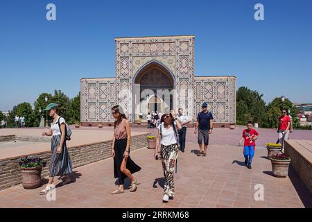 220913 -- SAMARCANDA, 13 settembre 2022 -- la gente visita l'Osservatorio Ulugh Beg a Samarcanda, Uzbekistan, 3 settembre 2022. Samarcanda è la seconda città più grande dell'Uzbekistan. È un'antica città sulla via della Seta e un porto fuso delle culture del mondo. UZBEKISTAN-SAMARCANDA-ANTICA VIA DELLA SETA Xinhua PUBLICATIONxNOTxINxCHN Foto Stock