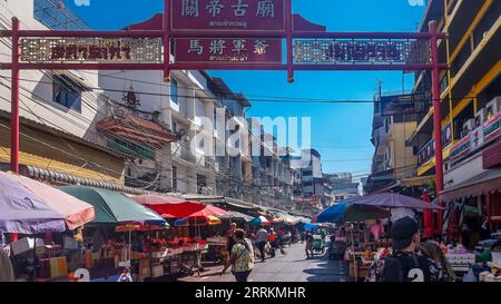 Yaowarat Road a Chinatown, cartelloni, negozi, ristoranti, hotel, quartiere di Samphanthawong, Bangkok, Thailandia, Asia Foto Stock