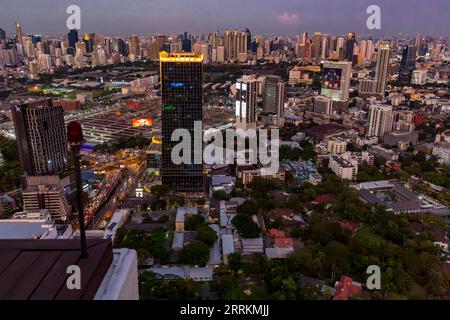 Vista dalla terrazza sul tetto di Banyan Tree Bangkok Tower, Lumpini Tower, One Bangkok Tower, Sofitel Hotel, Sathon Tai Road, crepuscolo, Bangkok, Thailandia, Asia Foto Stock