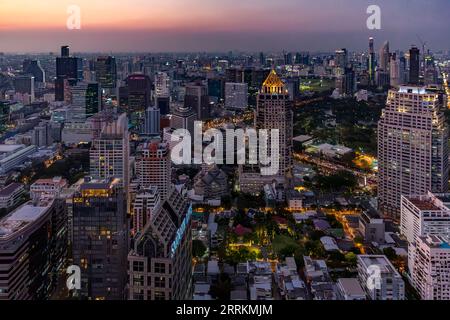 Vista dalla terrazza sul tetto della Torre Banyan Tree Bangkok, del Crown Plaza Hotel, dell'Abdulrahim Building, dell'U Chu Liang Building, della Sathon Tai Road, del tramonto, di Bangkok, Thailandia, Asia Foto Stock