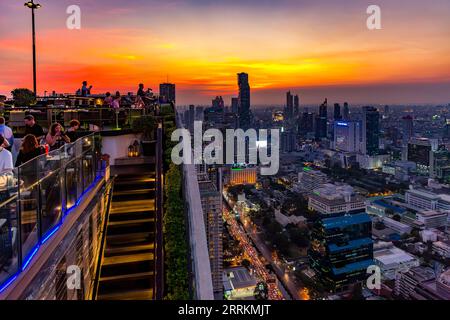 Moon Bar cocktail sul tetto e ristorante Vertigo, vista dalla terrazza sul tetto della Torre Banyan Tree Bangkok, dietro la Torre King Power MahaNakhon, 314 m, Sathon Tai Road, tramonto, Bangkok, Thailandia, Asia Foto Stock