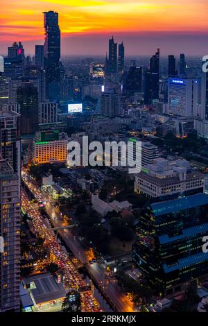 Torre King Power MahaNakhon, 314 m, vista dalla terrazza sul tetto della Torre Banyan Tree Bangkok, Sathon Tai Road, tramonto, Bangkok, Thailandia, Asia Foto Stock