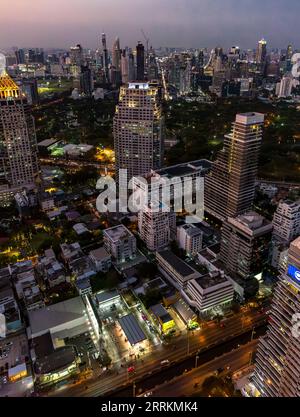 Vista dalla terrazza sul tetto della Torre Banyan Tree Bangkok, dell'edificio U Chu Liang, dell'edificio HSBC Bank, della sala Daeng One Building, dietro la Torre Baiyoke II, 309 m, della strada Sathon Tai, del tramonto, Bangkok, Thailandia, Asia Foto Stock