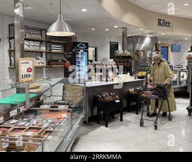 220914 -- STOCCOLMA, 14 settembre 2022 -- People shop in un supermercato a Stoccolma, Svezia, 14 settembre 2022. Secondo le statistiche ufficiali pubblicate mercoledì, il tasso di inflazione svedese ha raggiunto un nuovo picco triennale ad agosto. L'indice dei prezzi al consumo CPIF con tasso di interesse fisso l'inflazione a 12 mesi ha raggiunto il 9% in agosto, in aumento rispetto all'8% di luglio, ha dichiarato Statistics Sweden. SVEZIA-STOCCOLMA-INFLAZIONE HexMiao PUBLICATIONxNOTxINxCHN Foto Stock