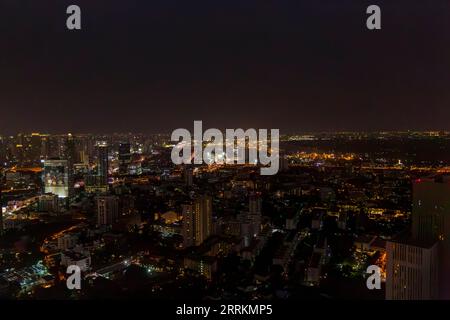 Vista dalla terrazza sul tetto della Torre Banyan Tree Bangkok, in serata, Sathon Tai Road, Bangkok, Thailandia, Asia Foto Stock