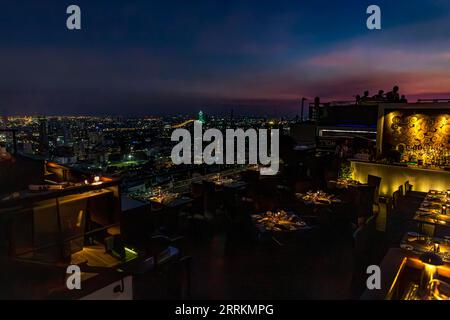 Moon Bar cocktail sul tetto e ristorante Vertigo, vista dalla terrazza sul tetto della Torre Banyan Tree Bangkok, Sathon Tai Road, tramonto, Bangkok, Thailandia, Asia Foto Stock