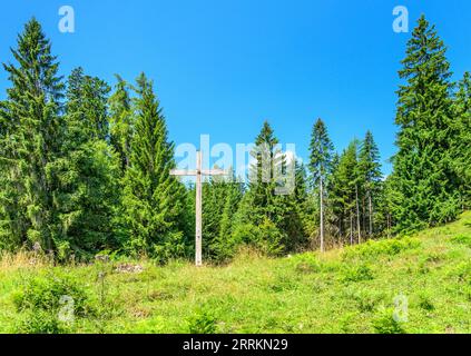 Germania, Baviera, Contea di Rosenheim, Kiefersfelden, Nußlberg, attraversa la Cappella di Nußlberg Foto Stock