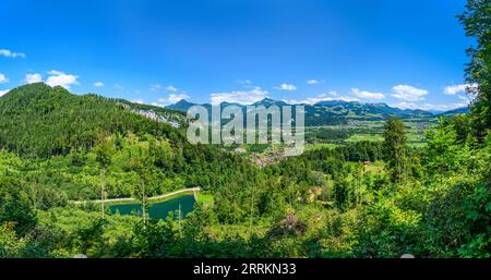 Germania, Baviera, contea di Rosenheim, Kiefersfelden, serbatoio di Gfall con Mühlbach, vista da Nußlberg Foto Stock