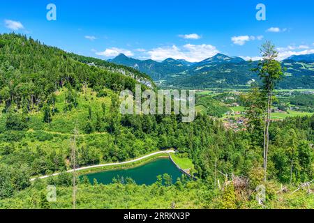 Germania, Baviera, contea di Rosenheim, Kiefersfelden, serbatoio di Gfall con Mühlbach, vista da Nußlberg Foto Stock