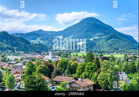 Germania, Baviera, contea di Rosenheim, Oberaudorf, vista del villaggio contro Wildbarren, vista dalla montagna del castello Foto Stock