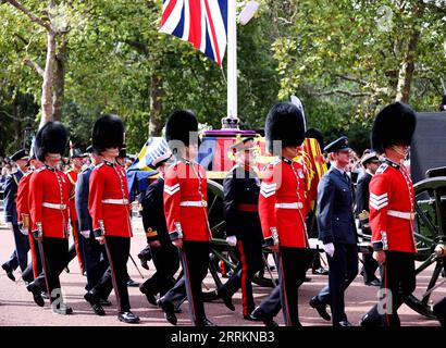 220915 -- LONDRA, 15 settembre 2022 -- le guardie scortano la bara della regina Elisabetta II durante una processione da Buckingham Palace alla Westminster Hall per la regina che si trova nello stato di Londra, in Gran Bretagna, il 14 settembre 2022. BRITAIN-LONDON-PROCESSIONE-BARA-REGINA ELISABETTA II LIXYING PUBLICATIONXNOTXINXCHN Foto Stock