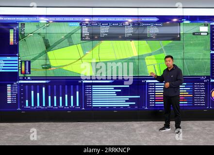 220915 -- HARBIN, 15 settembre 2022 -- Un membro dello staff tiene un briefing presso il moderno centro di servizi di informazione agricola di un parco dimostrativo della tecnologia del risone nella città di Fujin, nella provincia di Heilongjiang della Cina nord-orientale, 2 settembre 2022. Xinhua in primo piano: Come la provincia cinese del paniere garantisce la produzione di grano attraverso le nuove tecnologie WangxJianwei PUBLICATIONxNOTxINxCHN Foto Stock