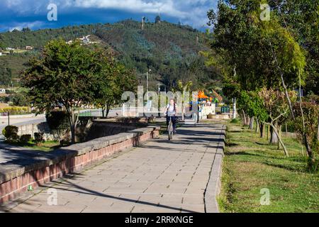 Paipa, Boyaca, Colombia – 8 agosto 2023: Sentiero del lago artificiale Sochagota costruito nel 1956 per fornire potenziale turistico a Paipa Foto Stock