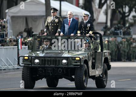 220917 -- CITTÀ DEL MESSICO, 17 settembre 2022 -- il presidente messicano Andres Manuel Lopez Obrador C partecipa alla parata militare per il giorno dell'indipendenza del Messico in Piazza Zocalo a città del Messico, Messico, il 16 settembre 2022. Il Messico di venerdì ha celebrato il 212° anniversario della sua lotta per l'indipendenza dal dominio coloniale spagnolo con un appello alla pace nel mondo e diverse attività commemorative. CITTÀ DEL MESSICO-MESSICO-INDIPENDENZA GIORNO-PARATA MILITARE XINXYUEWEI PUBLICATIONXNOTXINXCHN Foto Stock