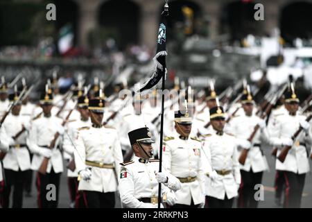 220917 -- CITTÀ DEL MESSICO, 17 settembre 2022 -- le guardie d'onore partecipano alla parata militare per il giorno dell'indipendenza del Messico nella piazza Zocalo a città del Messico, Messico, il 16 settembre 2022. Il Messico di venerdì ha celebrato il 212° anniversario della sua lotta per l'indipendenza dal dominio coloniale spagnolo con un appello alla pace nel mondo e diverse attività commemorative. CITTÀ DEL MESSICO-MESSICO-INDIPENDENZA GIORNO-PARATA MILITARE XINXYUEWEI PUBLICATIONXNOTXINXCHN Foto Stock