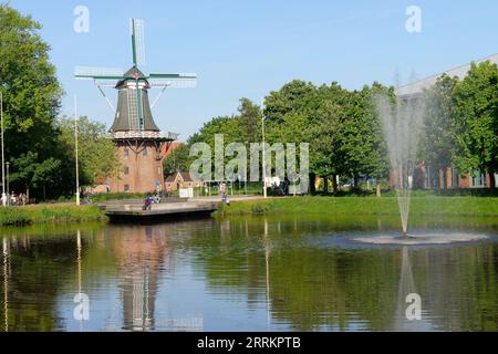 Vista dal parco della città a Meyers Mühle, Papenburg, Emsland, bassa Sassonia, Germania Foto Stock