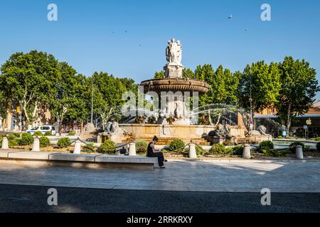 Persone alla Fontaine de la rotonde ad Aix-en-Provence, Provenza, Francia meridionale, Europa Foto Stock