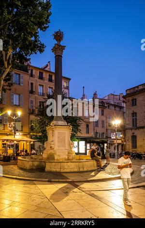 La sera si trovano bar e caffetterie nel centro storico di Aix-en-Provence, Provenza, Francia, Europa Foto Stock