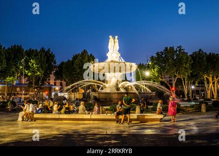Persone la sera alla Fontaine de la rotonde ad Aix-en-Provence, Provenza, Francia meridionale, Europa Foto Stock
