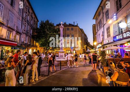 La sera si trovano bar e caffetterie nel centro storico di Aix-en-Provence, Provenza, Francia, Europa Foto Stock